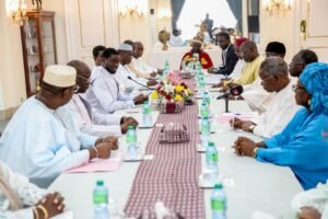 Lire la suite à propos de l’article Rencontre entre le Président Faye et les notables de Yenne : vers un dialogue constructif sur les terres de Ndayane.