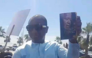 Lire la suite à propos de l’article Badara Gadiaga libre, un livre de Mandela à la main