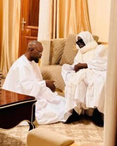 Lire la suite à propos de l’article Visite surprise : Ousmane Sonko chez le Khalife général des Mourides.