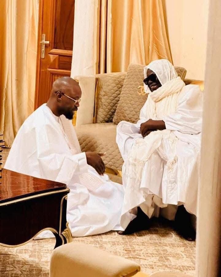 Lire la suite à propos de l’article Visite surprise : Ousmane Sonko chez le Khalife général des Mourides.
