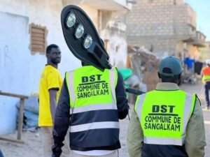 Lire la suite à propos de l’article Sangalkam éclairé : l&rsquo;initiative du Maire Alpha Bocar Khouma pour renforcer la sécurité.