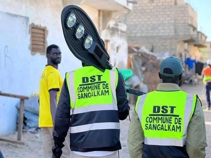 Lire la suite à propos de l’article Sangalkam éclairé : l&rsquo;initiative du Maire Alpha Bocar Khouma pour renforcer la sécurité.