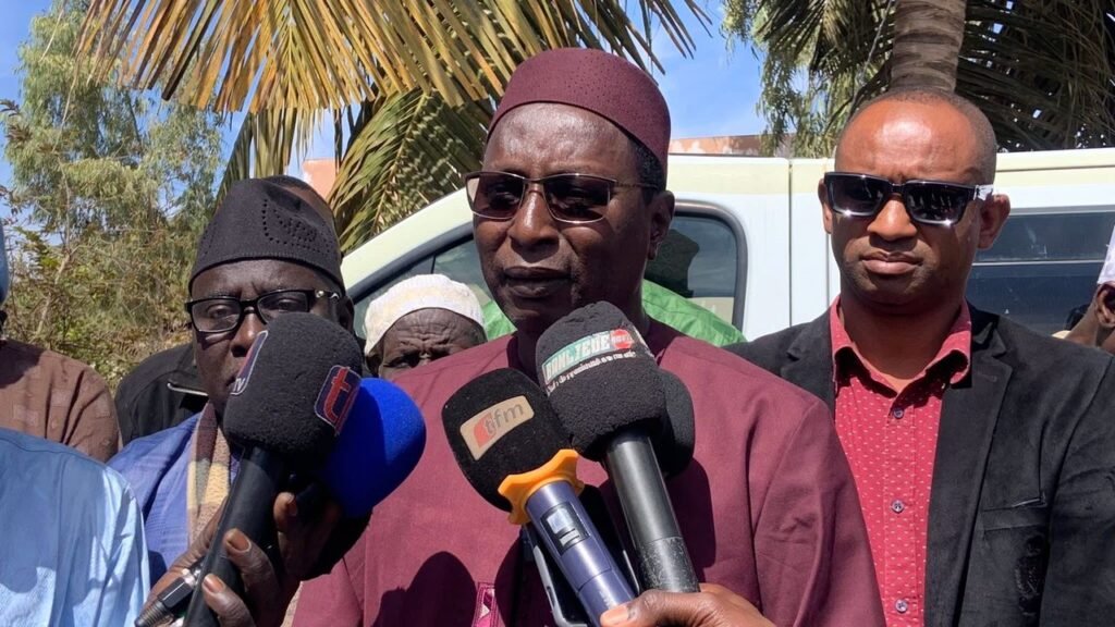 Lire la suite à propos de l’article Une ambulance pour Niague : le Dr Amath Wade soulage les populations