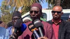 Lire la suite à propos de l’article Une ambulance pour Niague : le Dr Amath Wade soulage les populations