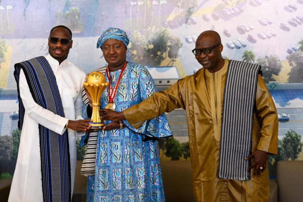 Lire la suite à propos de l’article Le trophée de la CAN Maroc 2025 en visite chez le ministre des Sports : une cérémonie de présentation