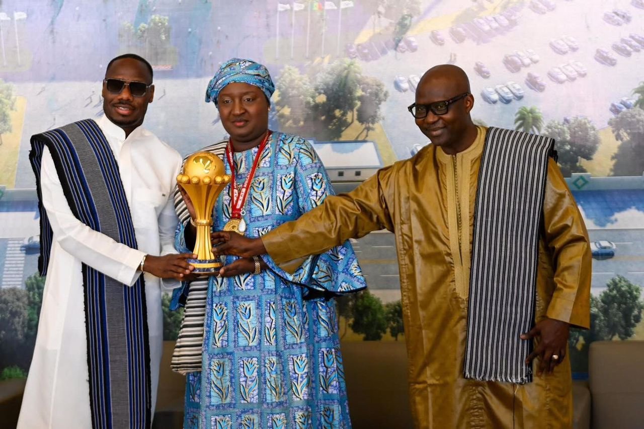 You are currently viewing Le trophée de la CAN Maroc 2025 en visite chez le ministre des Sports : une cérémonie de présentation