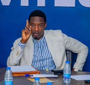 Lire la suite à propos de l’article Pape Djibril Fall dénonce l&rsquo;allégeance de l&rsquo;UMS au pouvoir : quand le syndicat se livre poings et mains liés