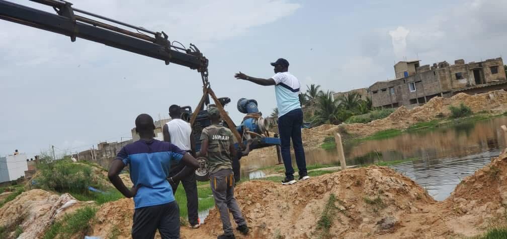 Sangalkam : la mairie appuie le chantier d’assainissement de Wadène Kounoune avec une pelle mécanique et 1 million FCFA