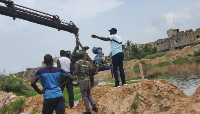 Sangalkam : la mairie appuie le chantier d’assainissement de Wadène Kounoune avec une pelle mécanique et 1 million FCFA
